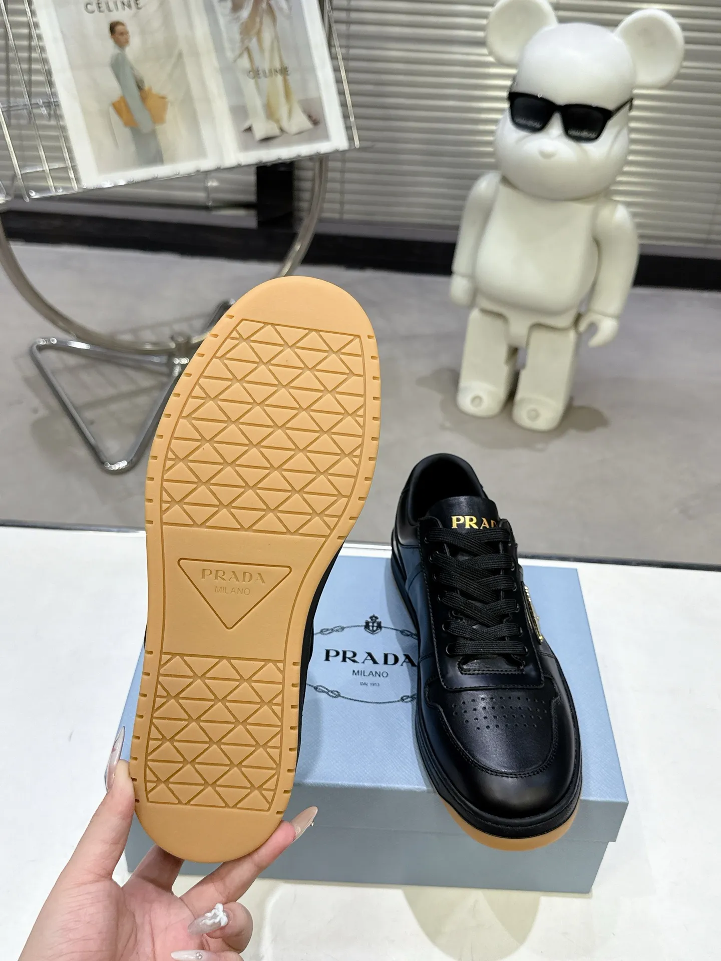 👟👟Ex-factory price 580👟👟 Couple style Prada Latest Downtown Bold series Triangle logo Casual sneakers White shoes Original purchase, development and production Downtown Bold sneakers are inspired by the basketball shoes of the 1980s, with a sporty design and exquisite details. Crafted from perforated leather, the statement platform sole provides a unique, modern style. The Prada logo is interpreted from different angles, decorated with the iconic enameled triangular metal logo, highlighting the unique classic style. Exquisite packaging at the delivery counter🛍📦 ▪️Fabric: Original custom imported first-layer cowhide ▪️Lining: Original imported soft sheepskin ▪️Outsole: Original open-molded rubber bottom material ▪️Size: Women's 35-40 Men's 39-45